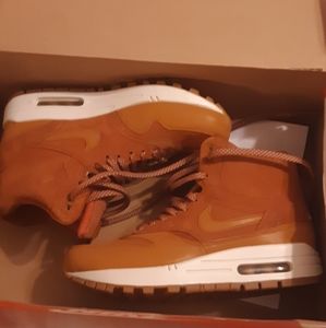Womens Nike air max 1 mid sneakerboot